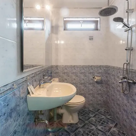 & Fotinov Guest house